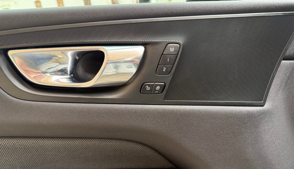 VOLVO XC60 2.0 B4 T4 R-Design Auto 197 Cv 