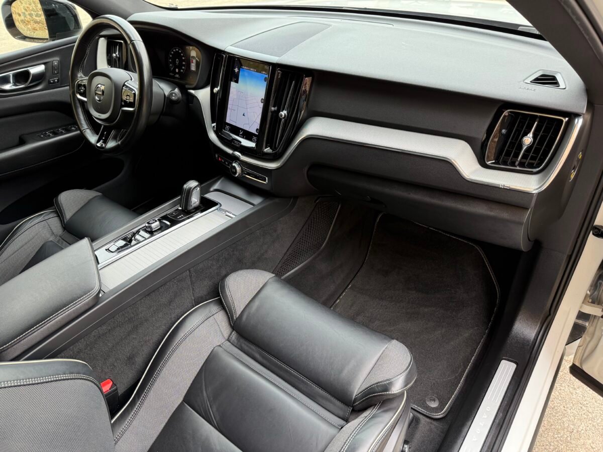 VOLVO XC60 2.0 B4 T4 R-Design Auto 197 Cv 