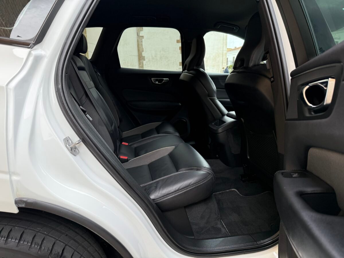 VOLVO XC60 2.0 B4 T4 R-Design Auto 197 Cv 