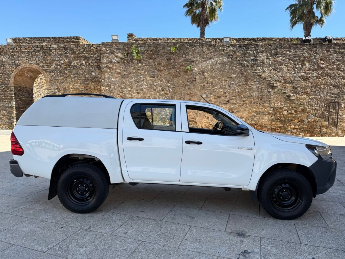 TOYOTA Hilux 2.4 D-4D Cabina Doble GX pickup 