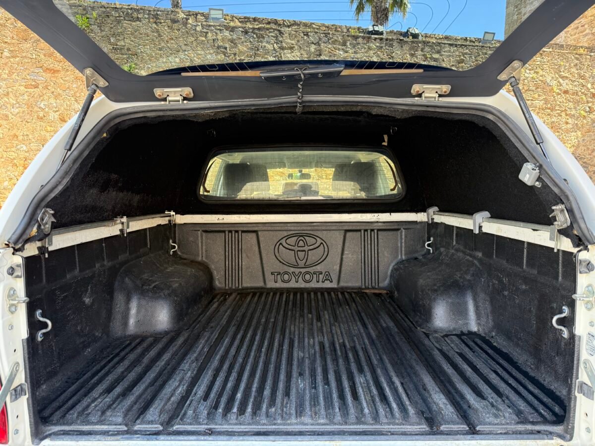 TOYOTA Hilux 2.4 D-4D Cabina Doble GX pickup 