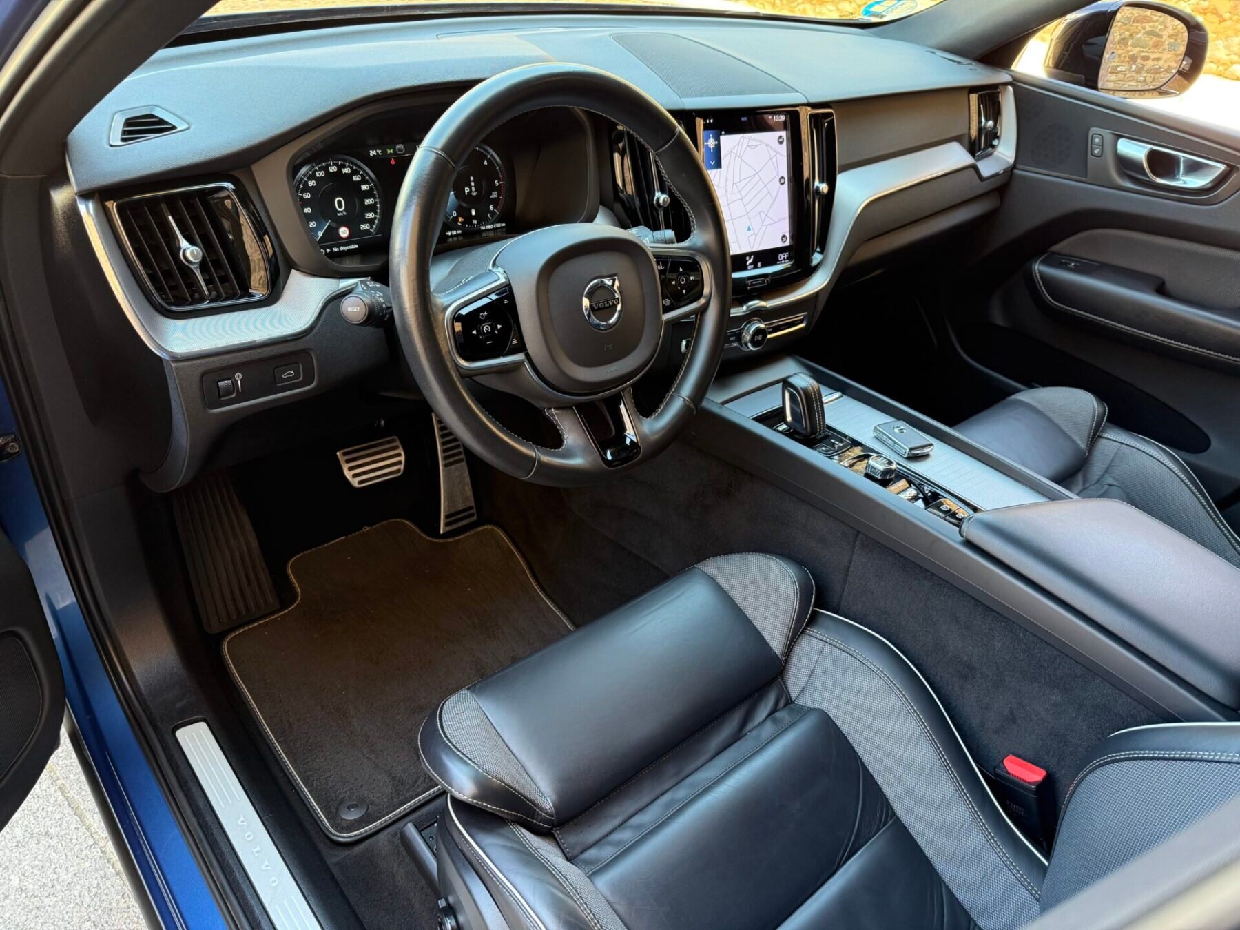 VOLVO XC60  R Design AWD 2.0 B4 