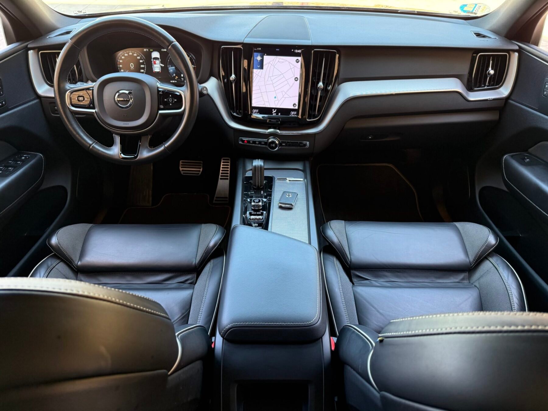 VOLVO XC60  R Design AWD 2.0 B4 