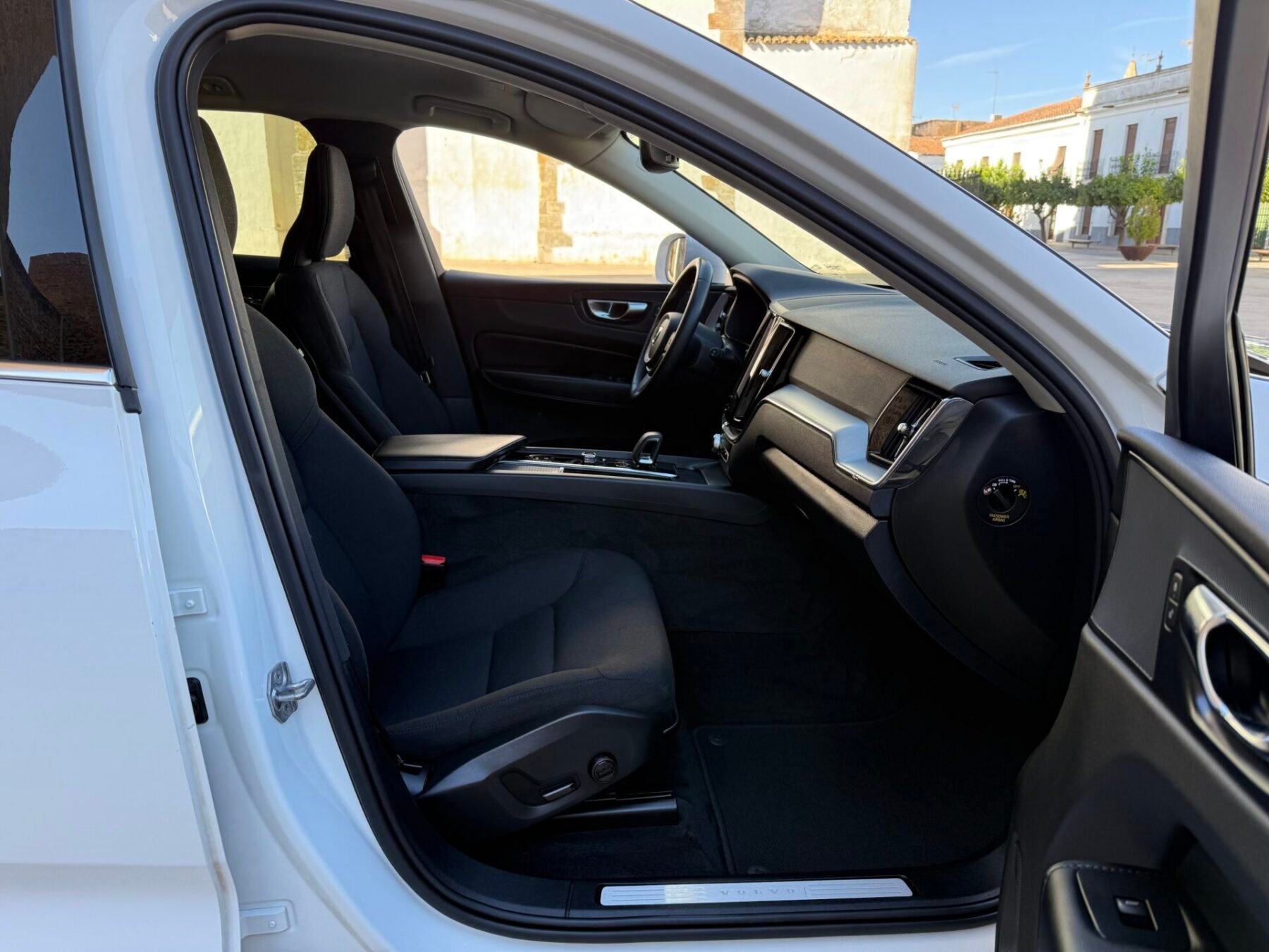 VOLVO XC60 2.0 B4 D Momentum Pro Auto 197 CV 