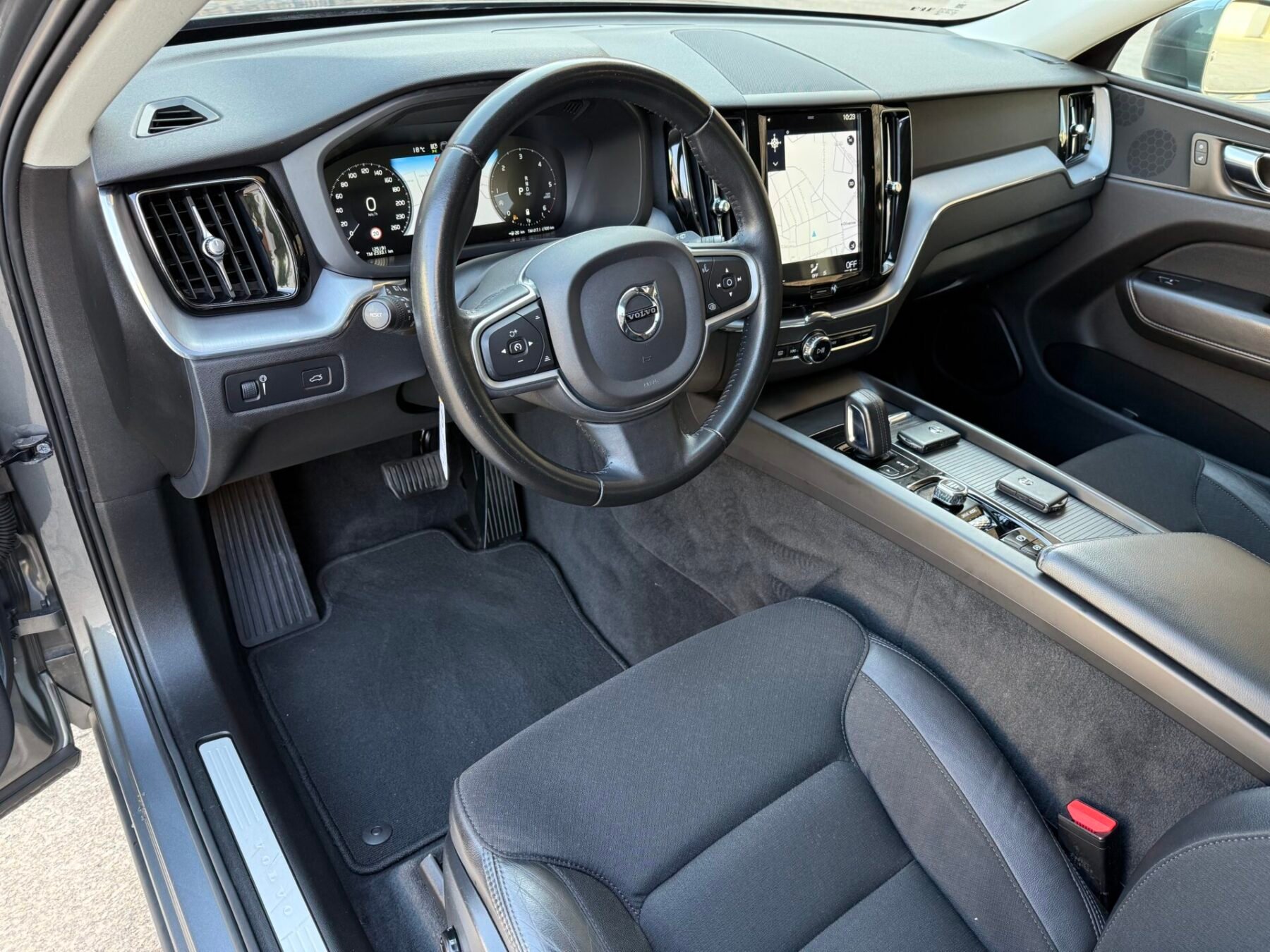 VOLVO XC60 2.0 B4 AWD Business Plus Auto 197 