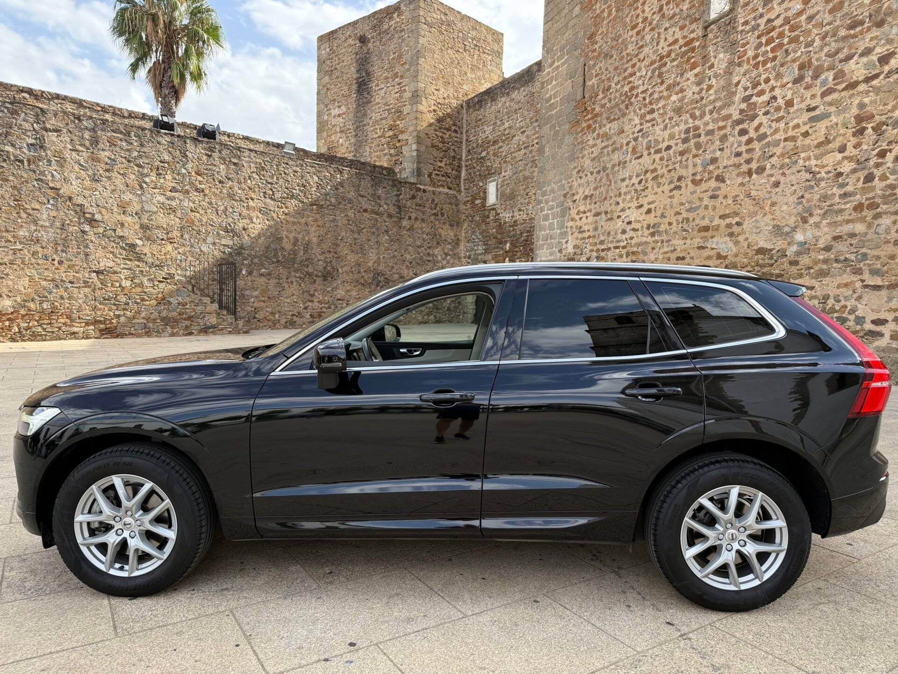 VOLVO XC60 2.0 B4  Momentum Pro Auto 197 CV 