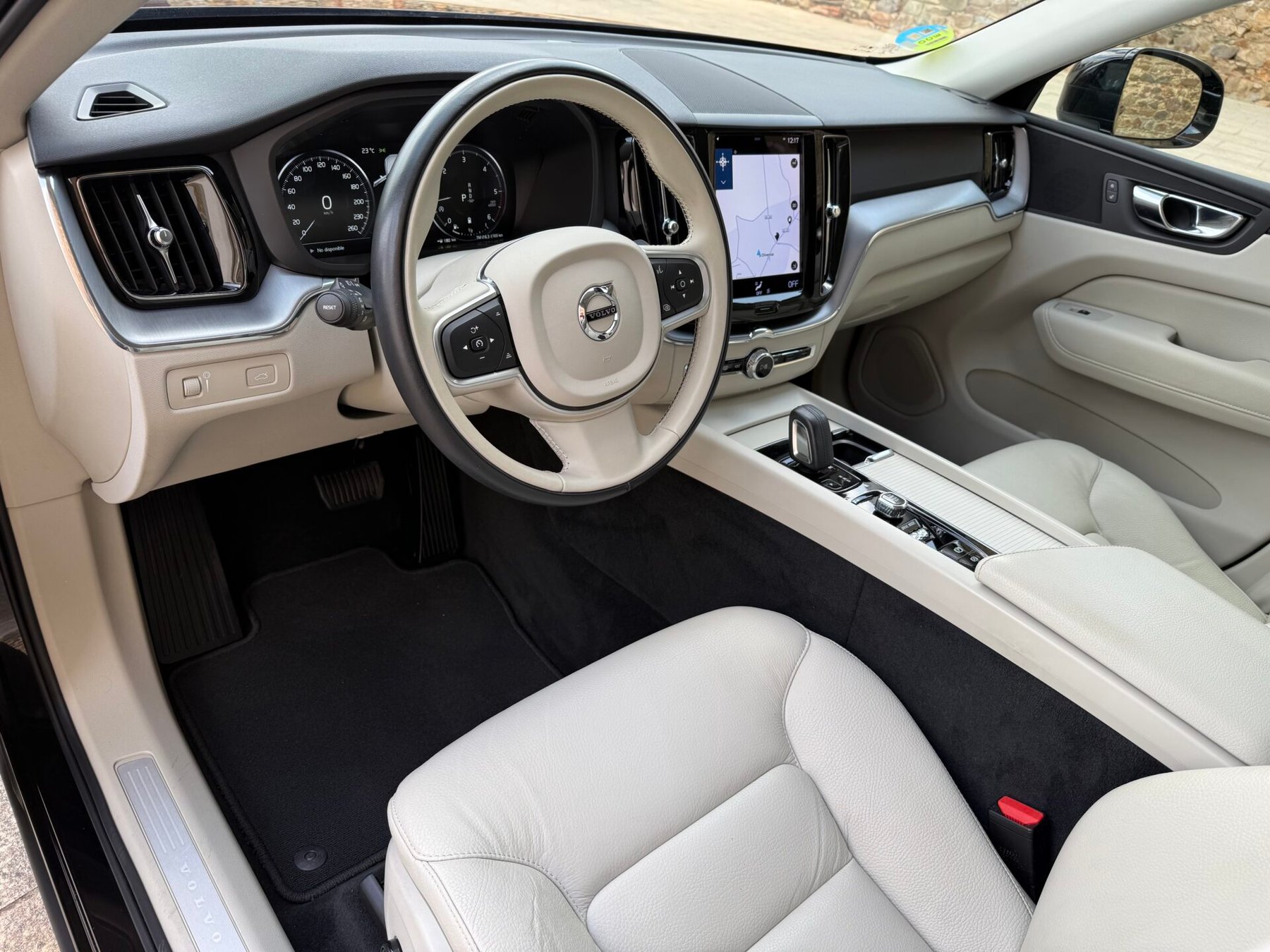 VOLVO XC60 2.0 B4  Momentum Pro Auto 197 CV 