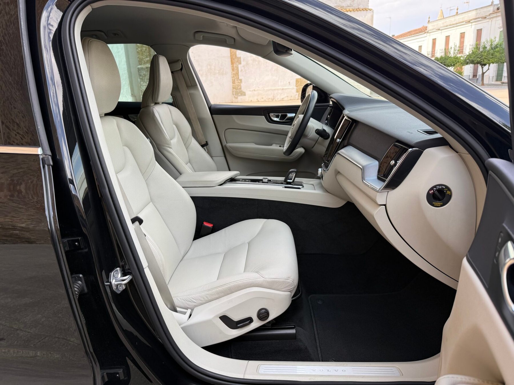 VOLVO XC60 2.0 B4  Momentum Pro Auto 197 CV 
