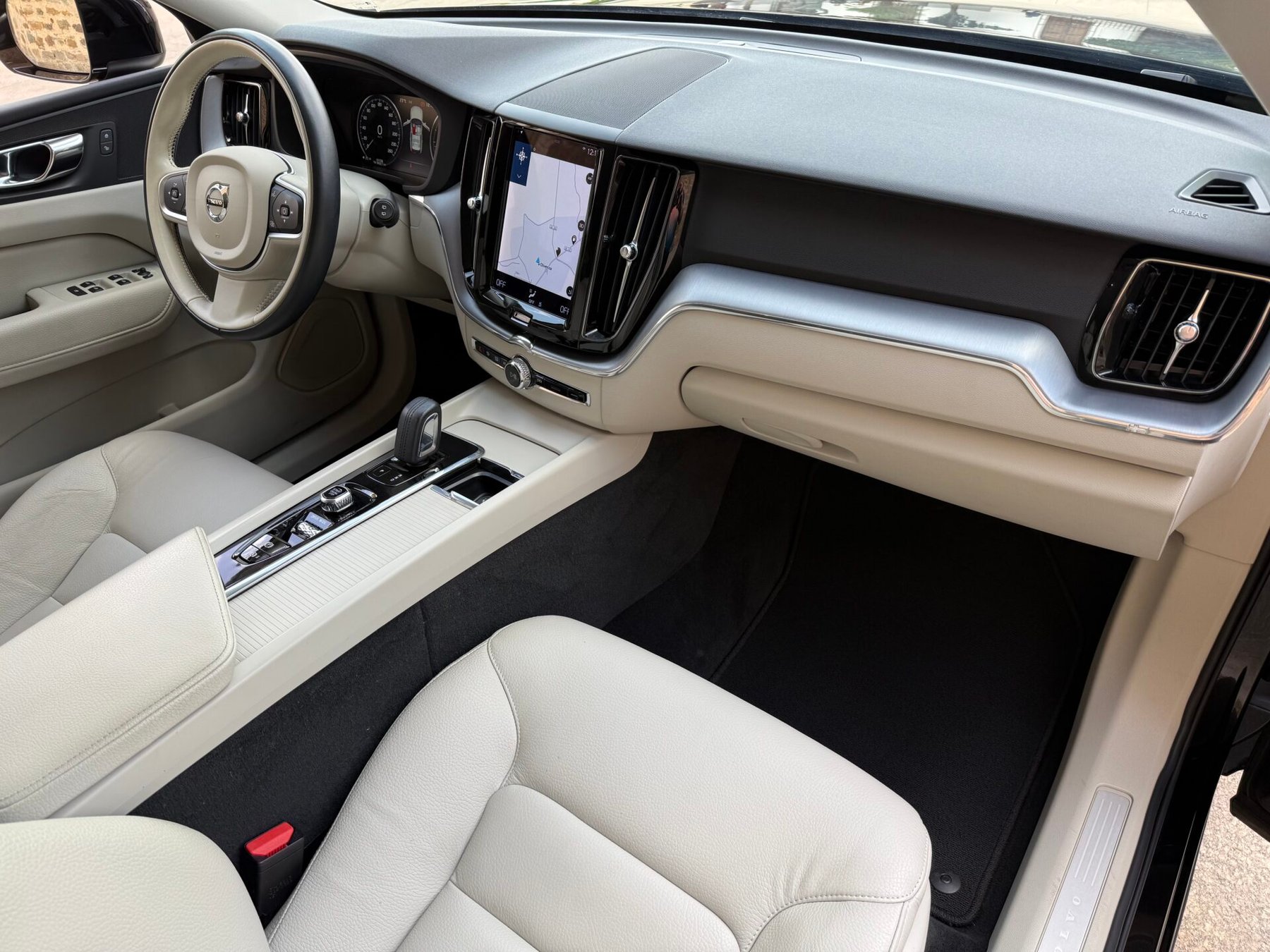 VOLVO XC60 2.0 B4  Momentum Pro Auto 197 CV 