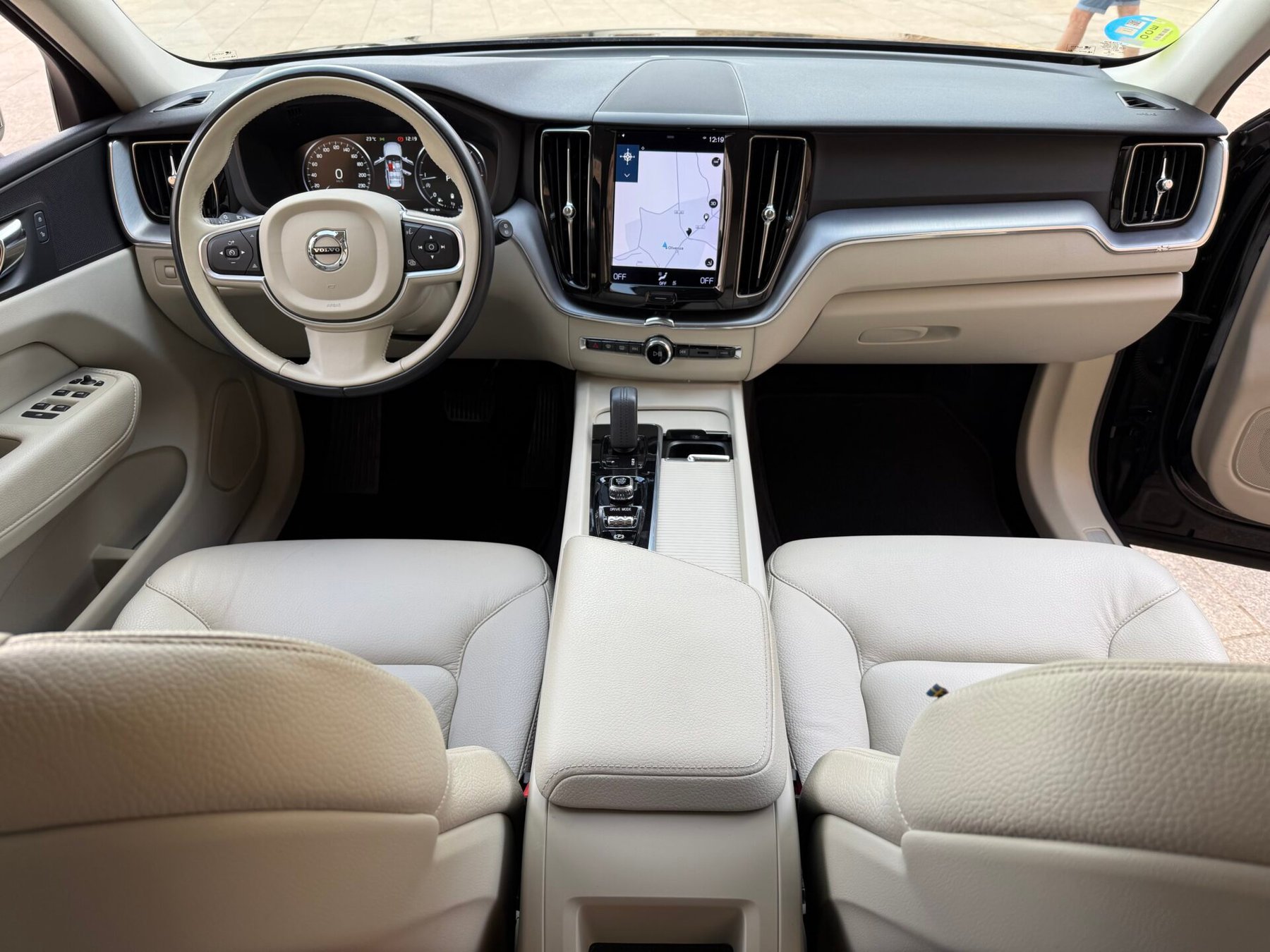 VOLVO XC60 2.0 B4  Momentum Pro Auto 197 CV 