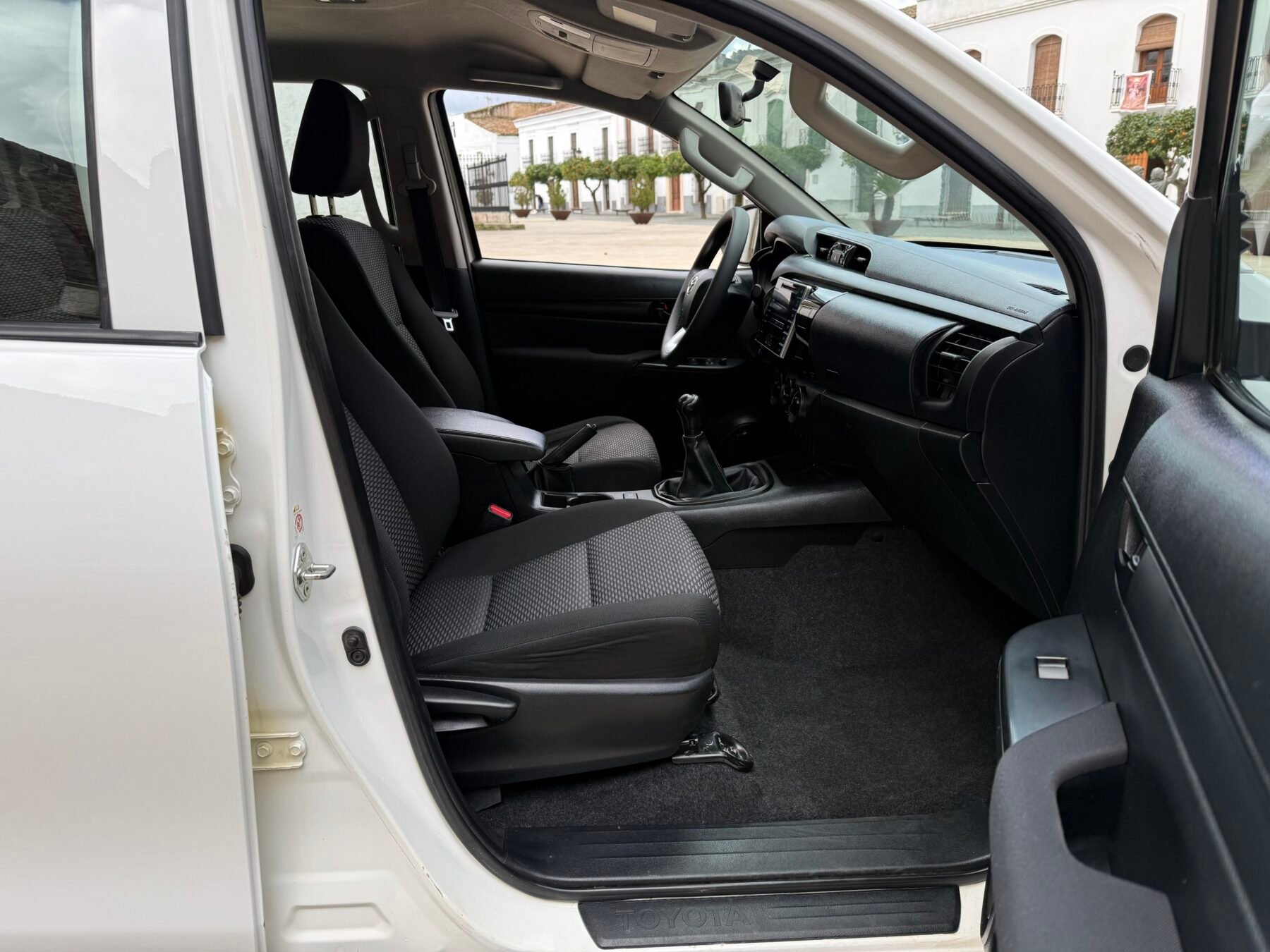 TOYOTA Hilux PICKUP 2.4 D-4D CABINA DOBLE GX