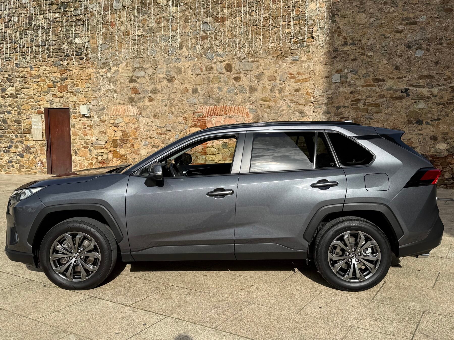 TOYOTA Rav4  2.5l 220H Advance 