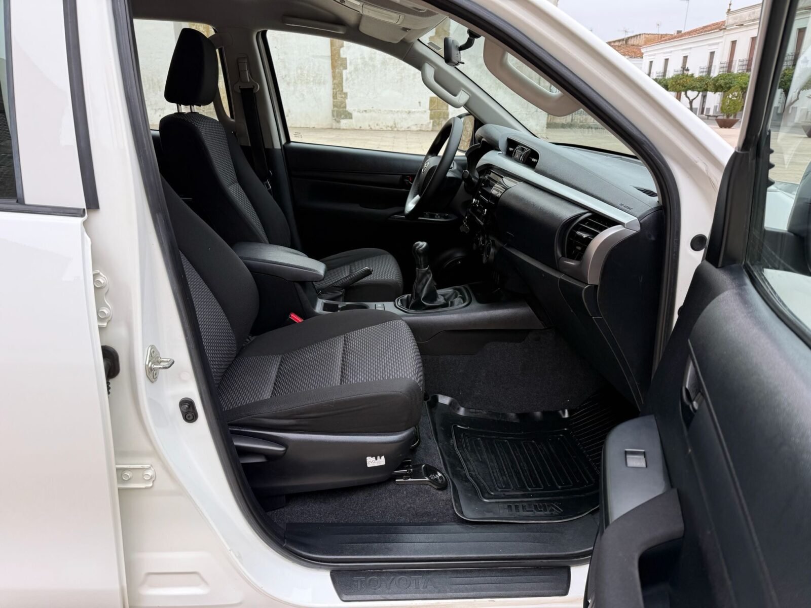 TOYOTA Hilux PICKUP 2.4 D-4D CABINA DOBLE GX