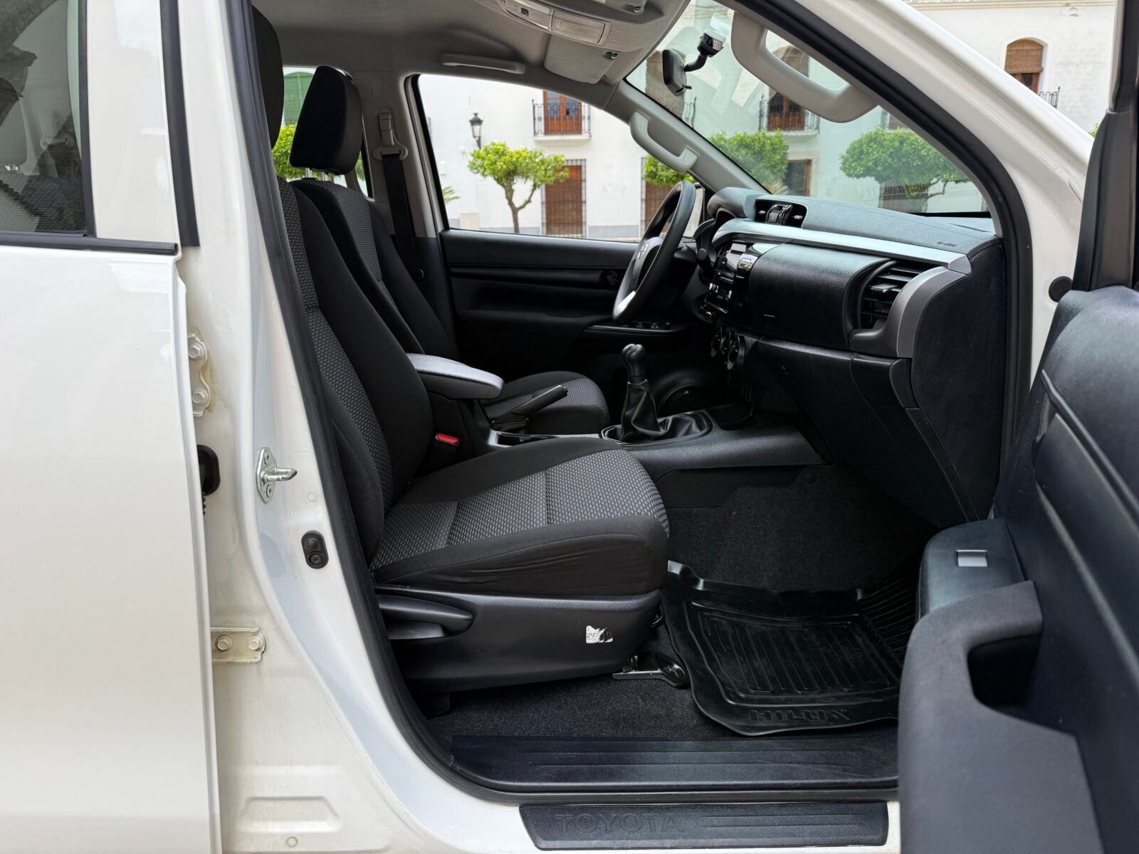 TOYOTA Hilux PICKUP 2.4 D-4D CABINA DOBLE GX