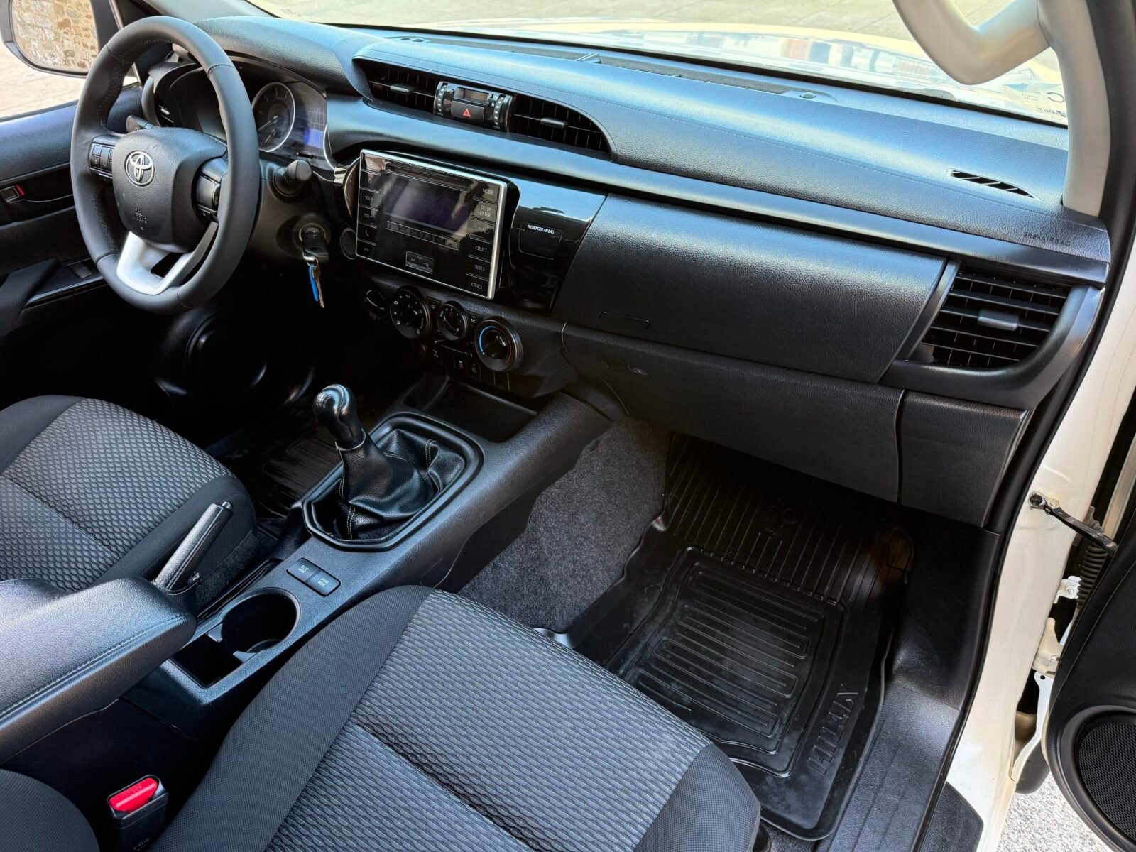 TOYOTA Hilux PICKUP 2.4 D-4D CABINA DOBLE GX