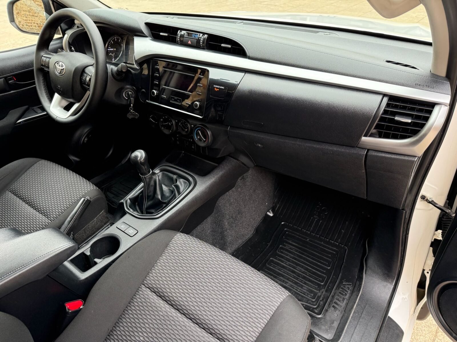 TOYOTA Hilux PICKUP 2.4 D-4D CABINA DOBLE GX