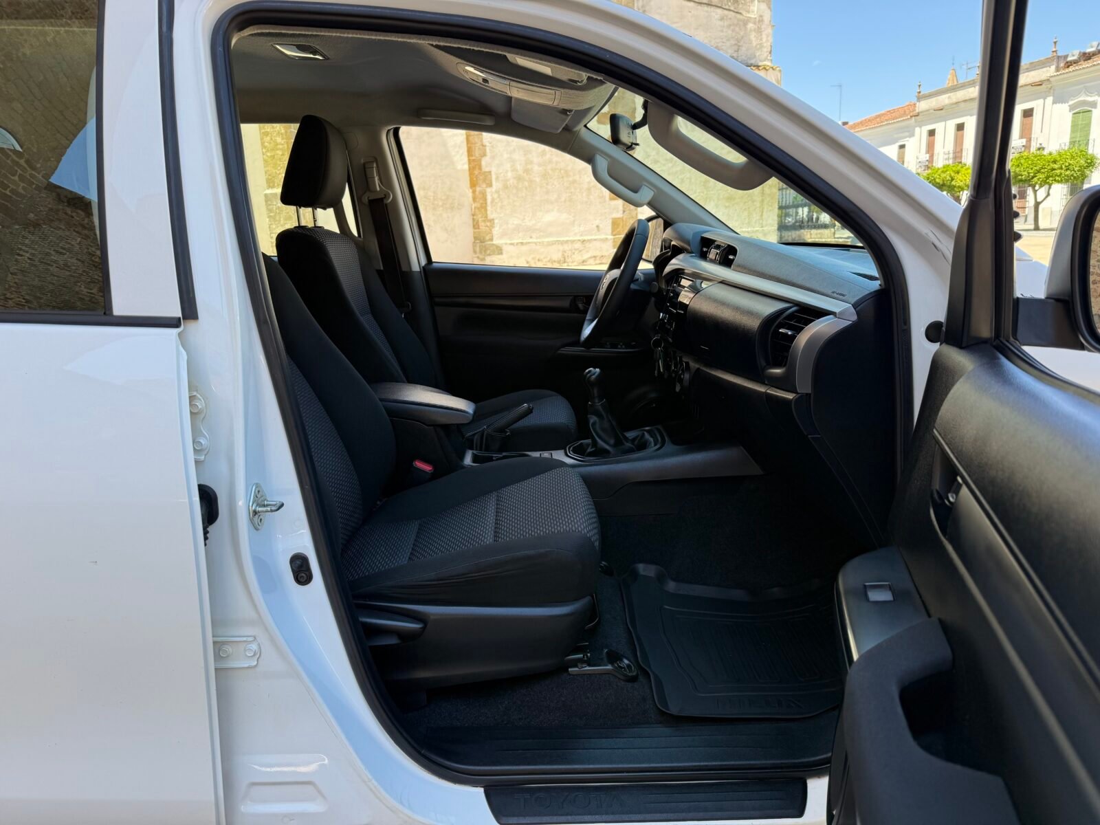 TOYOTA Hilux PICKUP 2.4 D-4D CABINA DOBLE GX