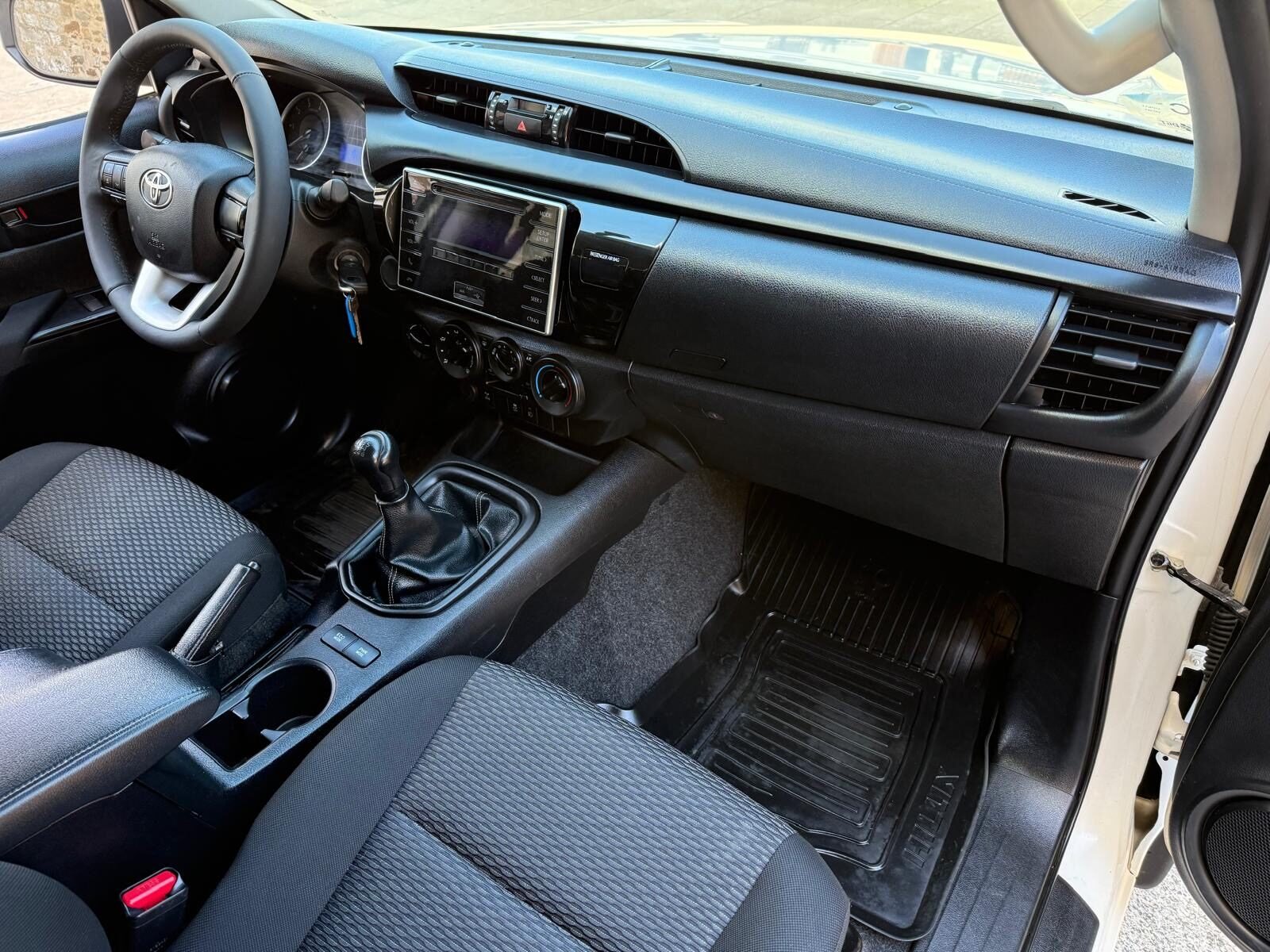 TOYOTA Hilux PICKUP 2.4 D-4D CABINA DOBLE GX
