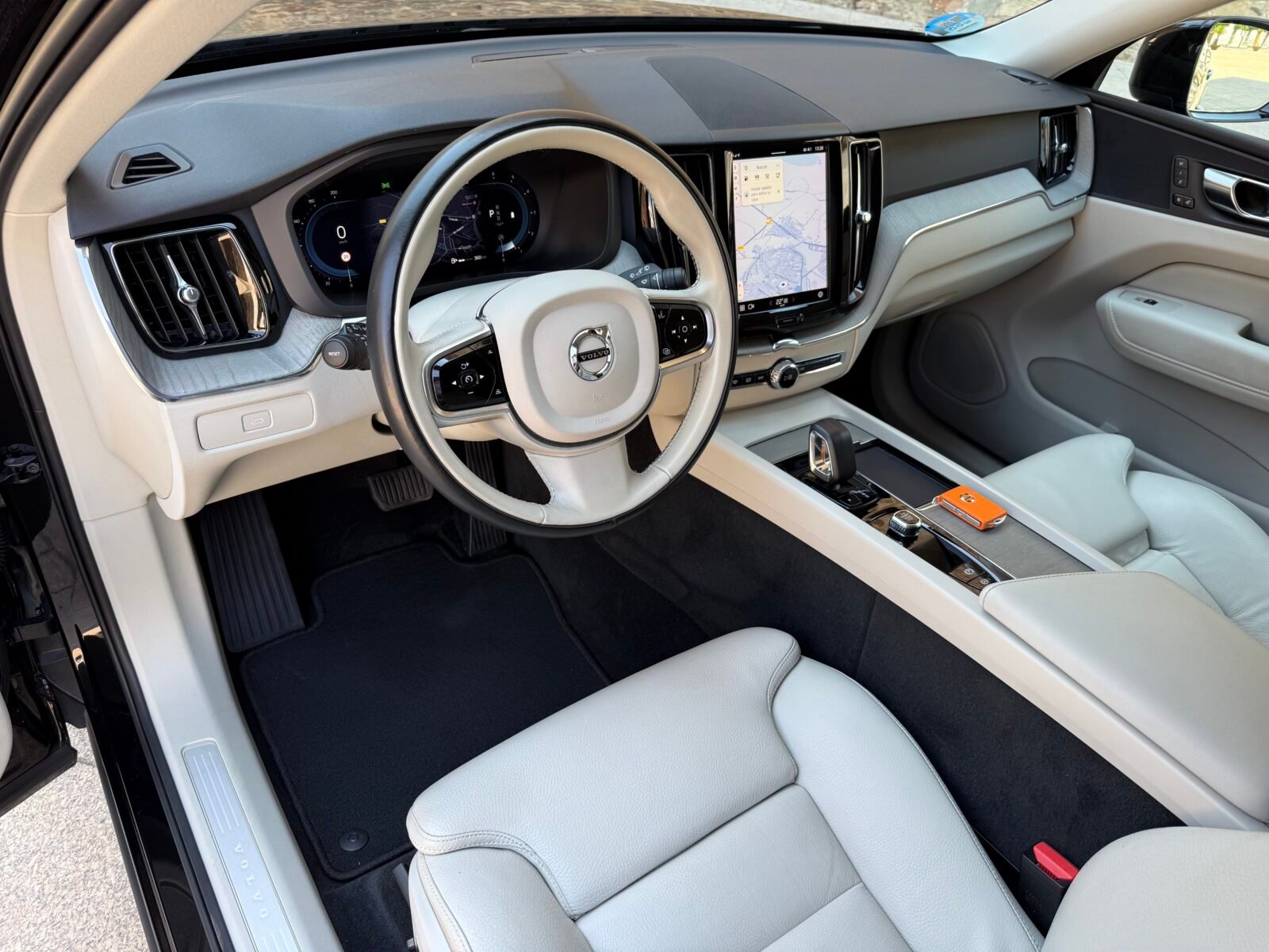 VOLVO XC60 2.0 B4 D Plus Dark Auto 197 CV