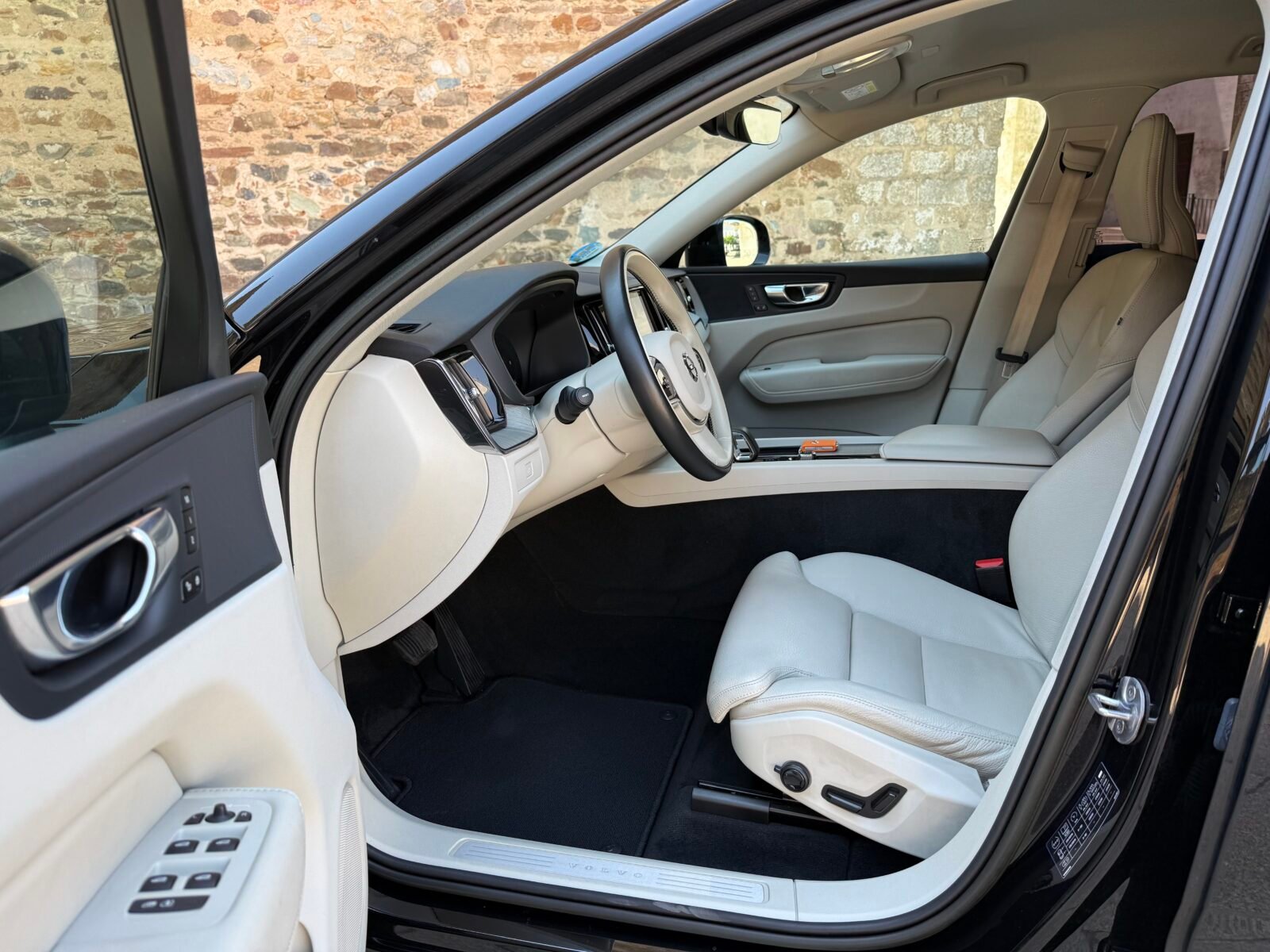 VOLVO XC60 2.0 B4 D Plus Dark Auto 197 CV