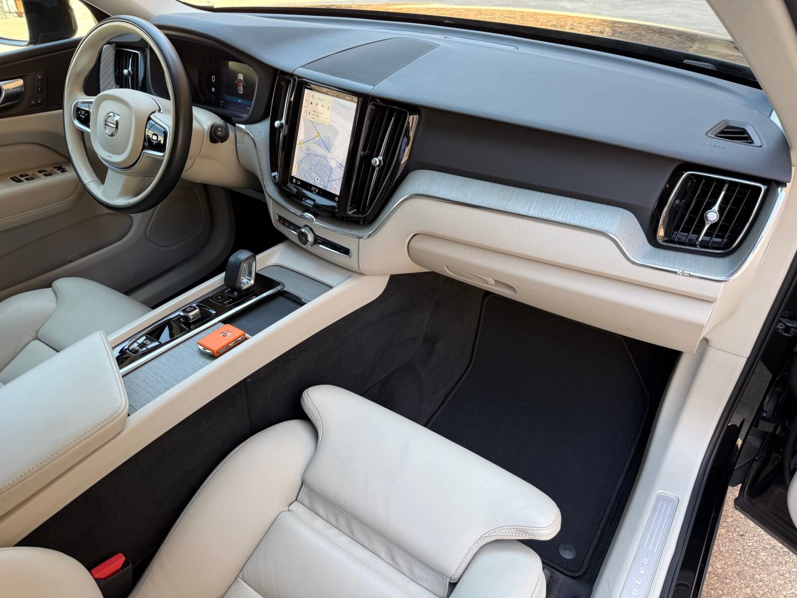 VOLVO XC60 2.0 B4 D Plus Dark Auto 197 CV
