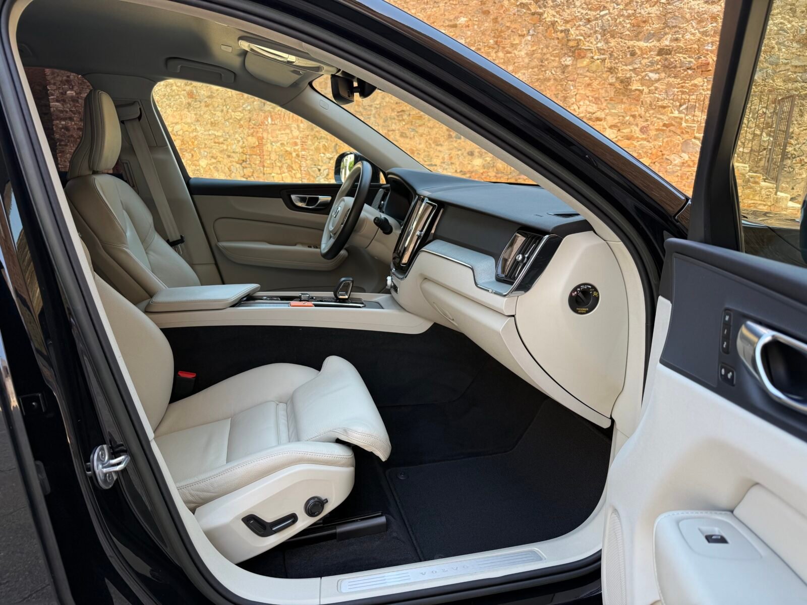 VOLVO XC60 2.0 B4 D Plus Dark Auto 197 CV