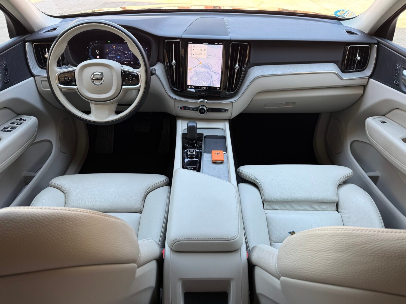 VOLVO XC60 2.0 B4 D Plus Dark Auto 197 CV