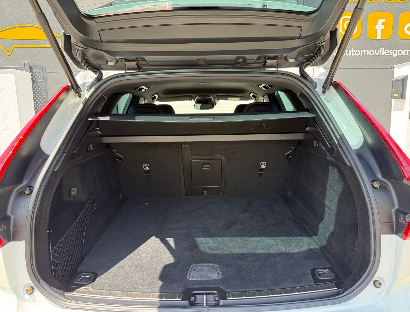 VOLVO XC60 2.0 B4 D R-Design Auto 197 CV