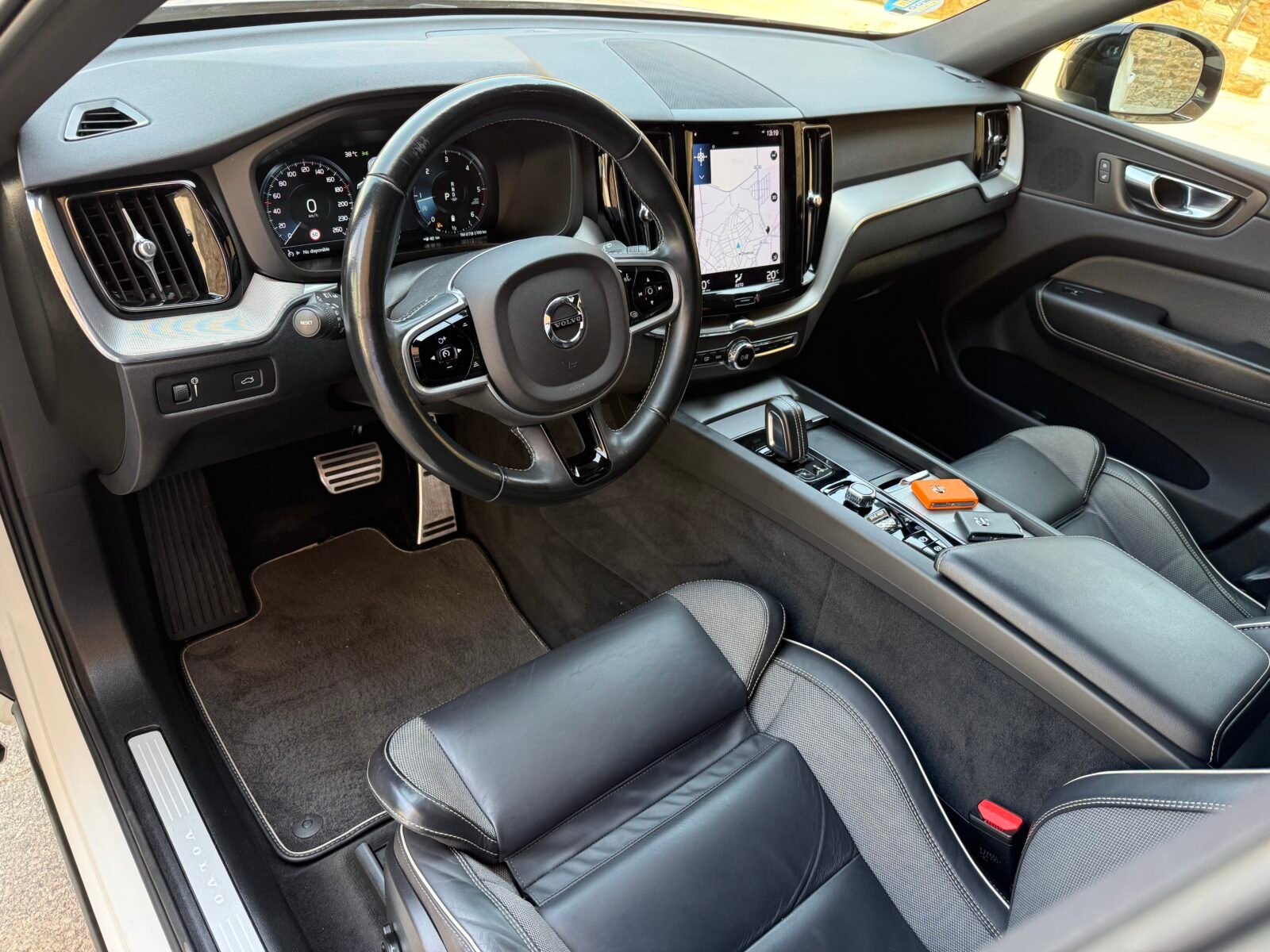 VOLVO XC60 2.0 B4 D R-Design Auto 197 CV