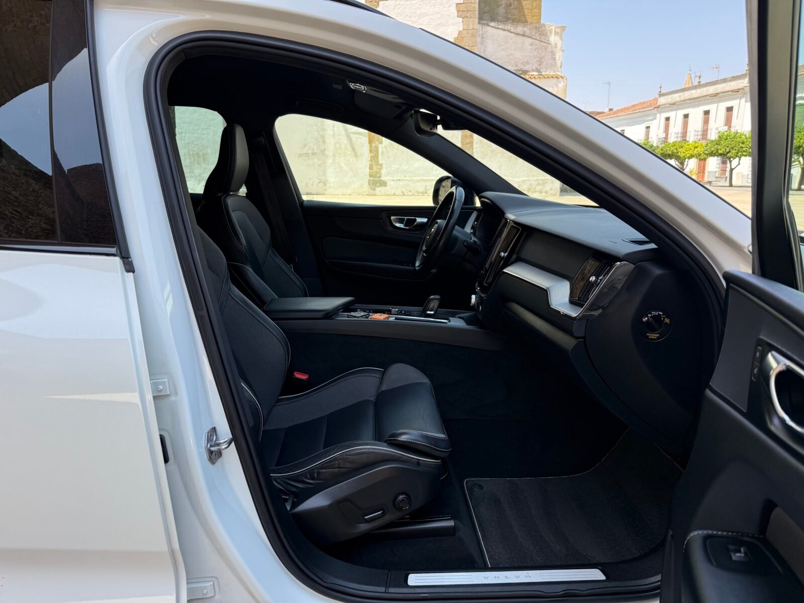 VOLVO XC60 2.0 B4 D R-Design Auto 197 CV