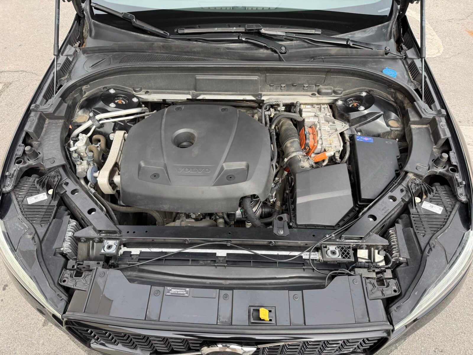 VOLVO XC60 2.0 T6 AWD Recharge R-Design Auto Híbrido enchufable 
